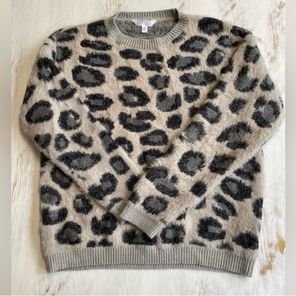 TIME & TRU Cozy Fuzzy Leopard Print Crew Neck Sweater, Light Gray Dark Gray Knit